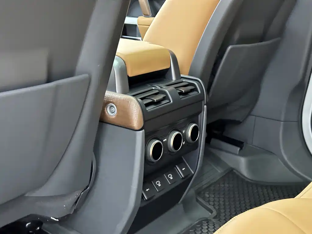 Land Rover Defender 2021 — фото 17