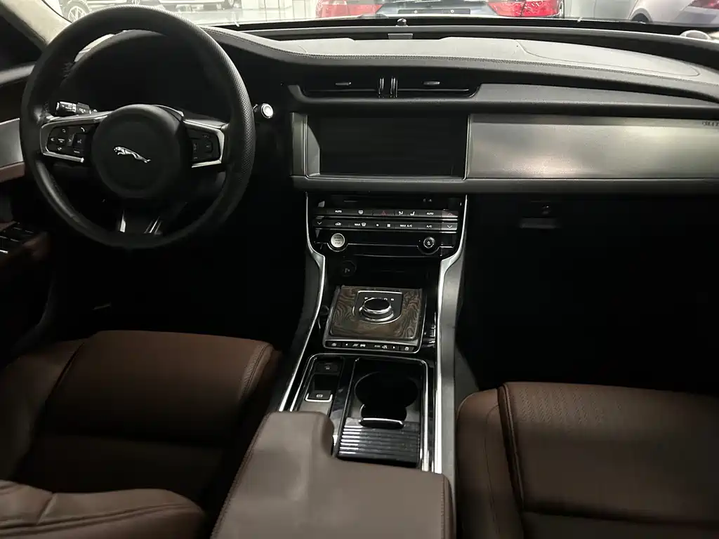 Jaguar XFL 2018 — фото 12