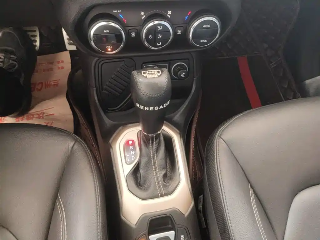 Jeep Renegade 2016 — фото 14