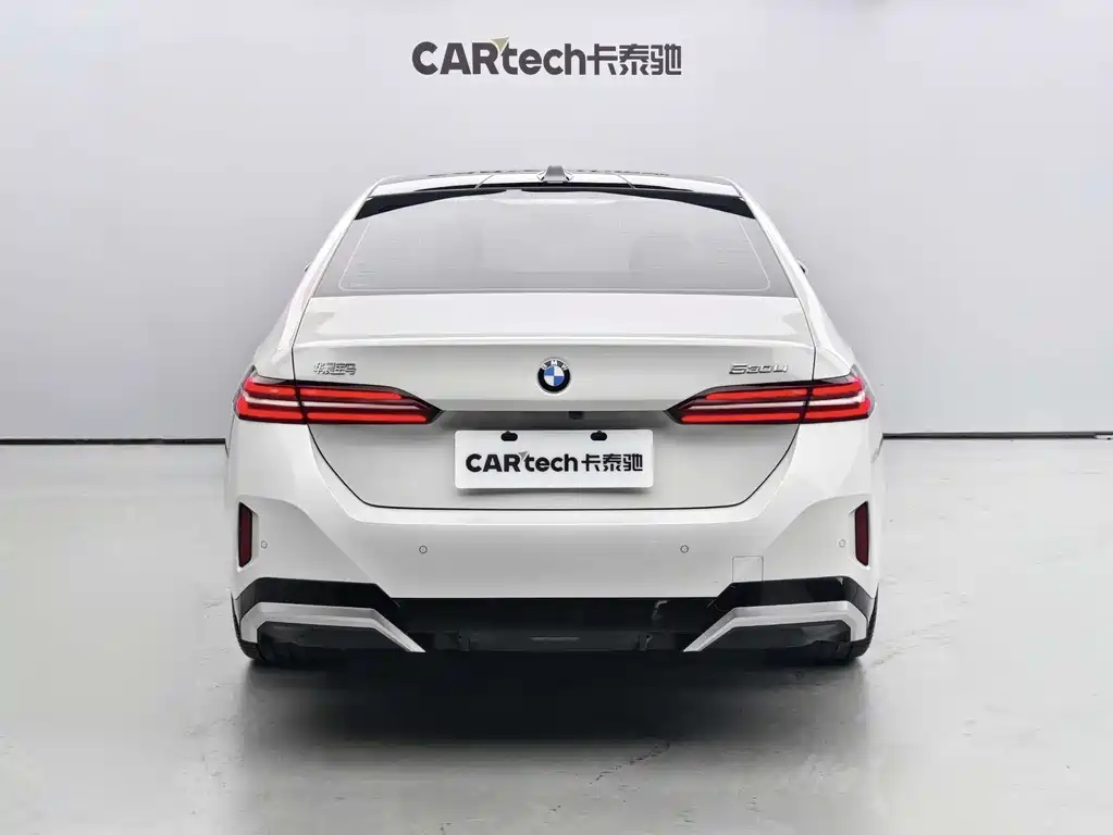 BMW 5 Series 2025 — фото 16