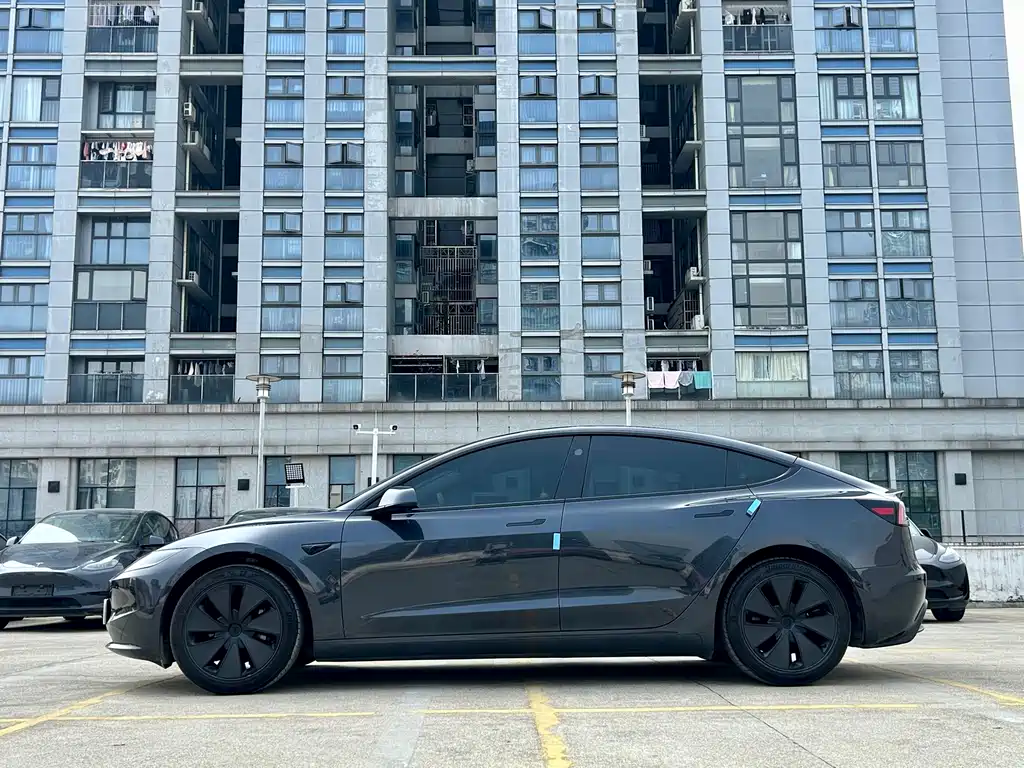 Tesla Model 3 2025 — фото 4