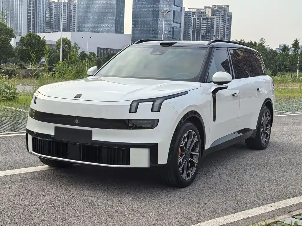 Lynk & Co 900 2025