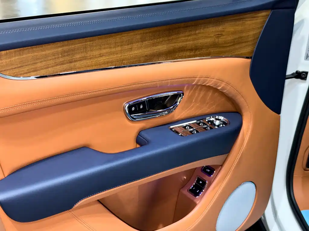 Bentley Bentayga 2025 — фото 12