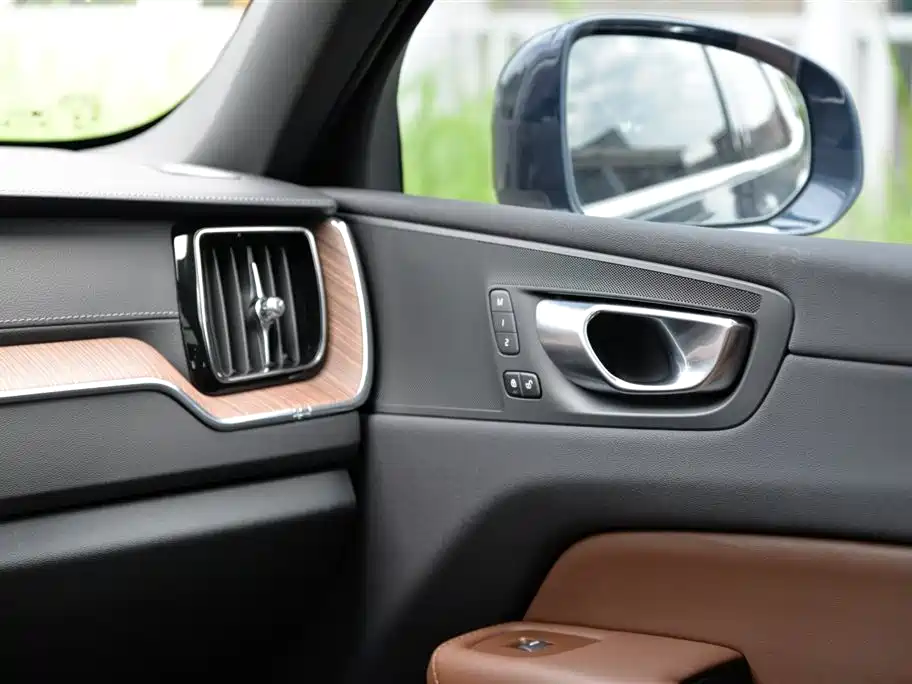 Volvo XC60 2023 — фото 10