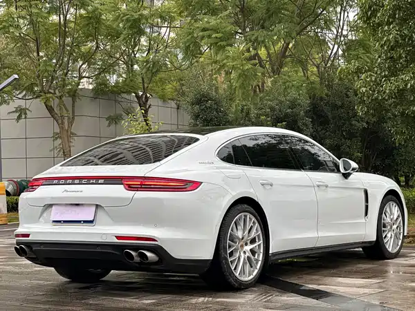 Porsche Panamera 2021