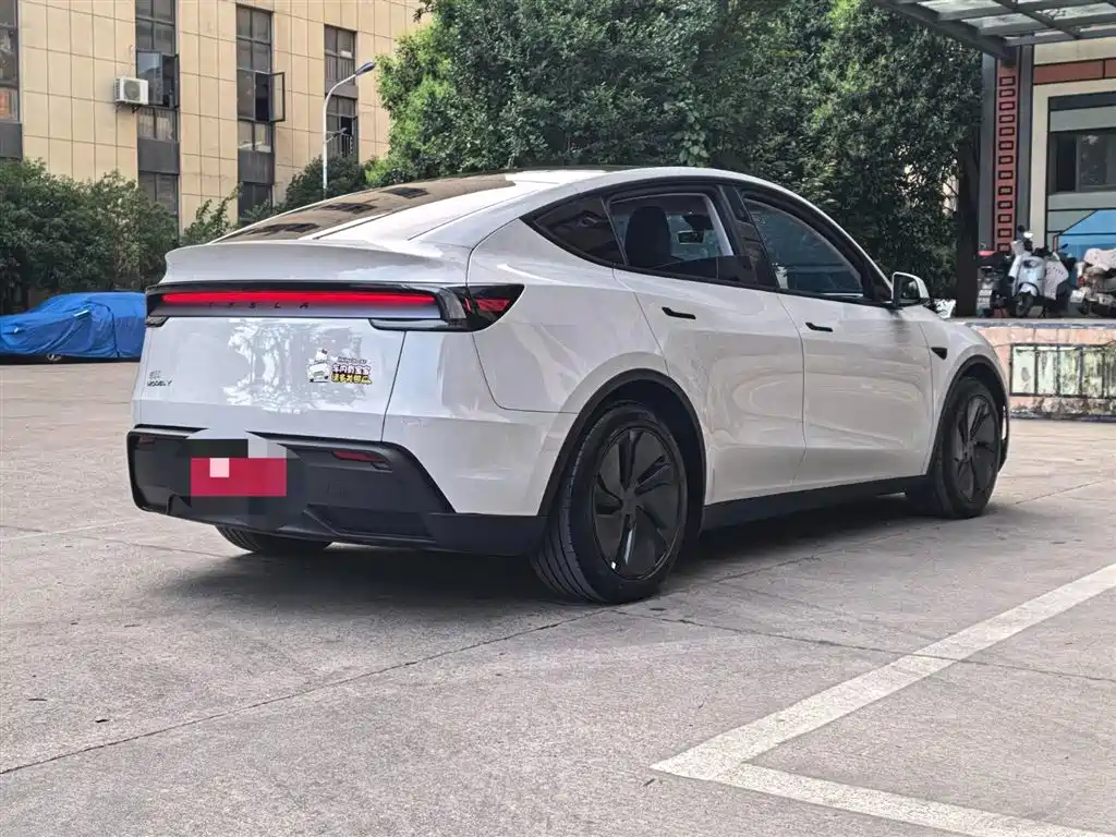 Tesla Model Y 2025 — фото 19