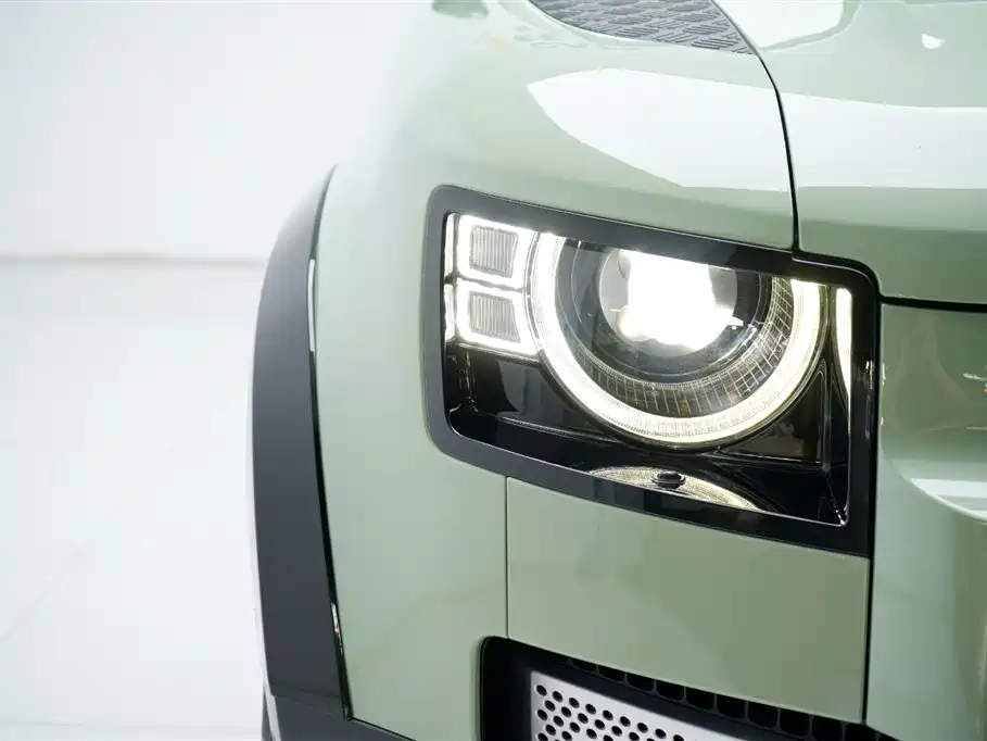 Land Rover Defender 2023 — фото 15