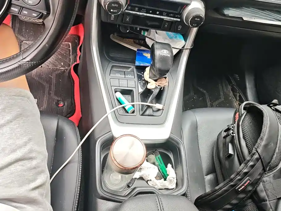 Toyota RAV4 2023 — фото 14