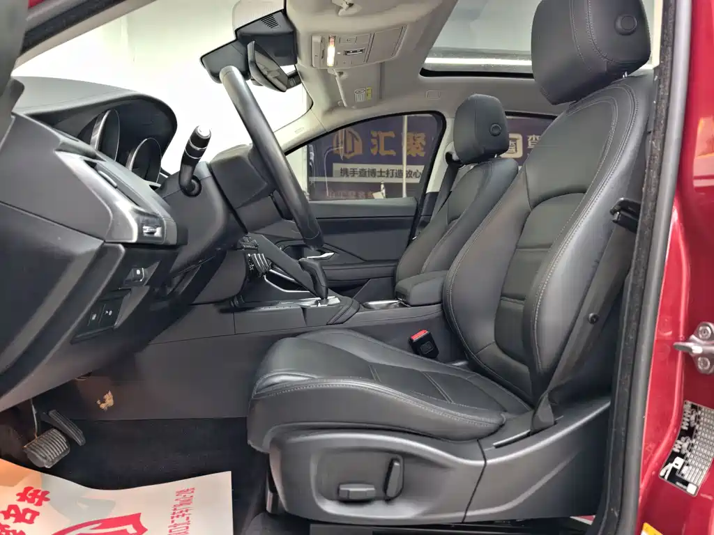 Jaguar E-PACE 2020 — фото 13