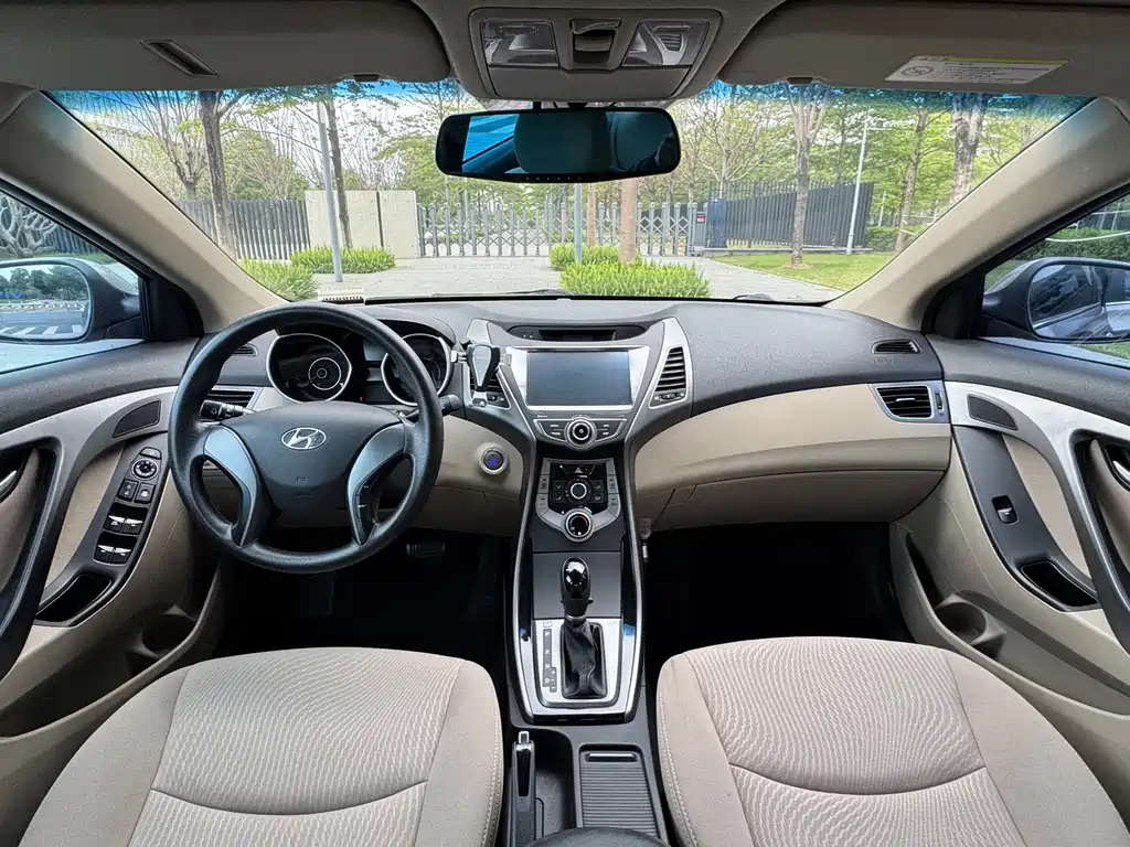Hyundai Elantra 2016 — фото 13