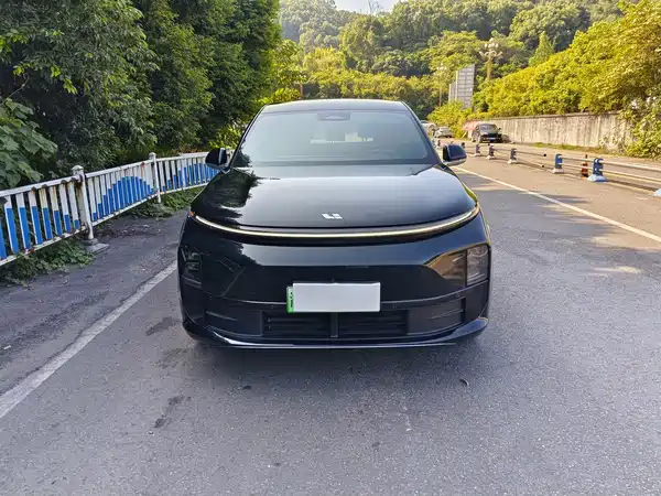 Li Auto L6 2025