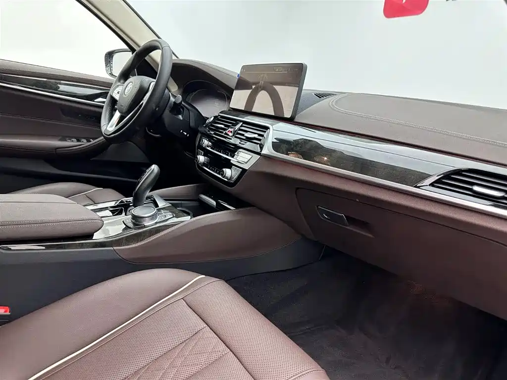 BMW 5 Series 2022 — фото 17