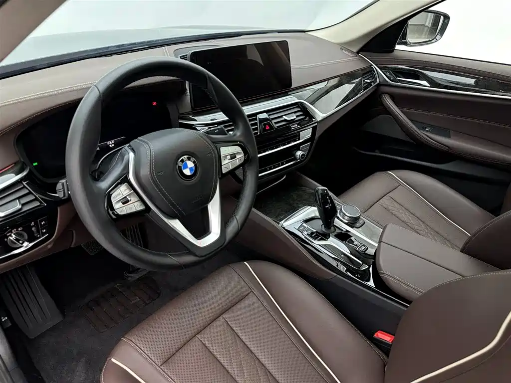 BMW 5 Series 2022 — фото 16