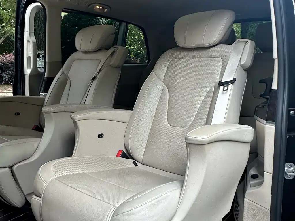 Mercedes-Benz V-Class 2020 — фото 15