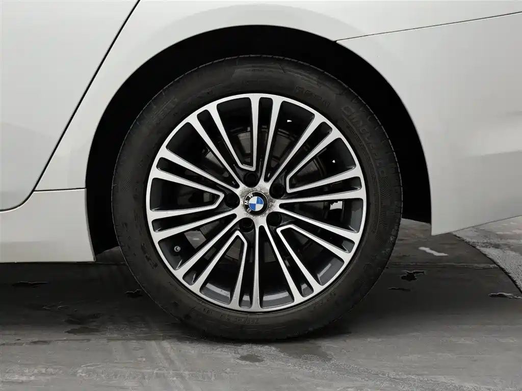 BMW 5 Series 2019 — фото 9