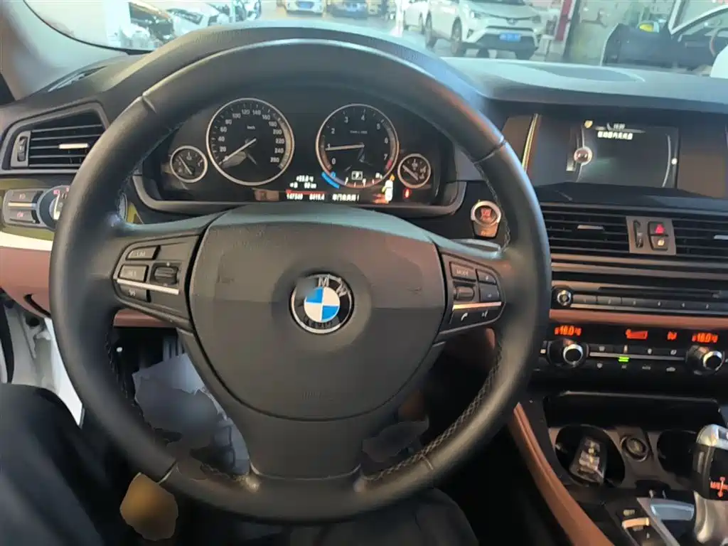 BMW 5 Series 2016 — фото 11
