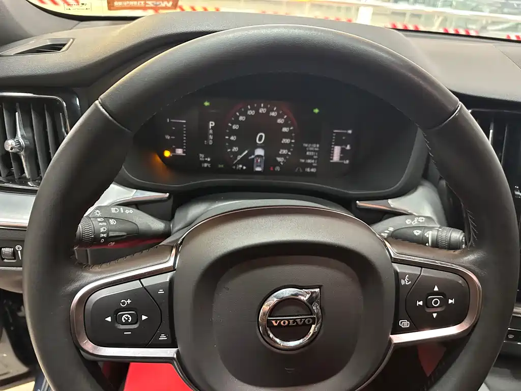Volvo XC60 2020 — фото 11