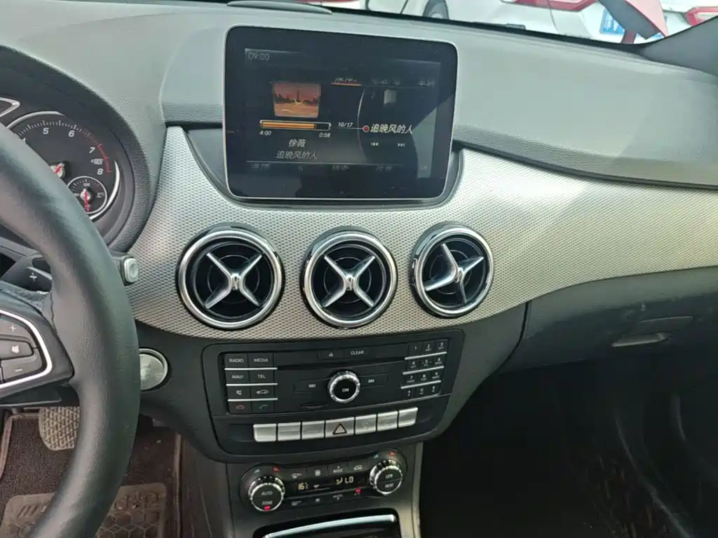 Mercedes-Benz B-Class 2017 — фото 13