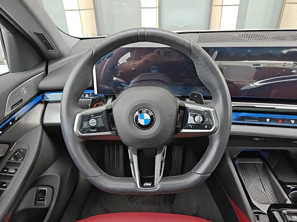 BMW 5 Series 2025 — фото 11