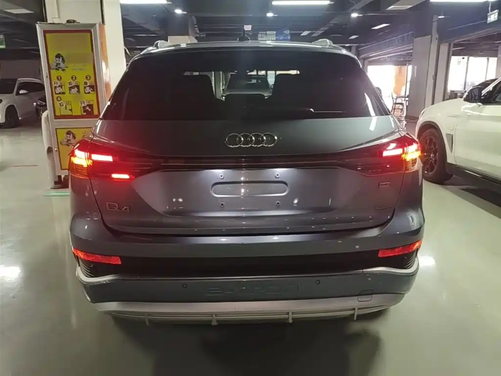 Audi Q4 e-tron 2023 — фото 6