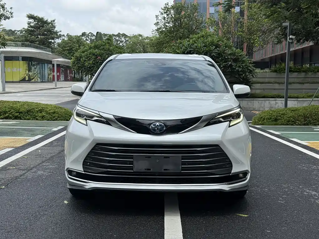 Toyota Sienna 2022 — фото 2