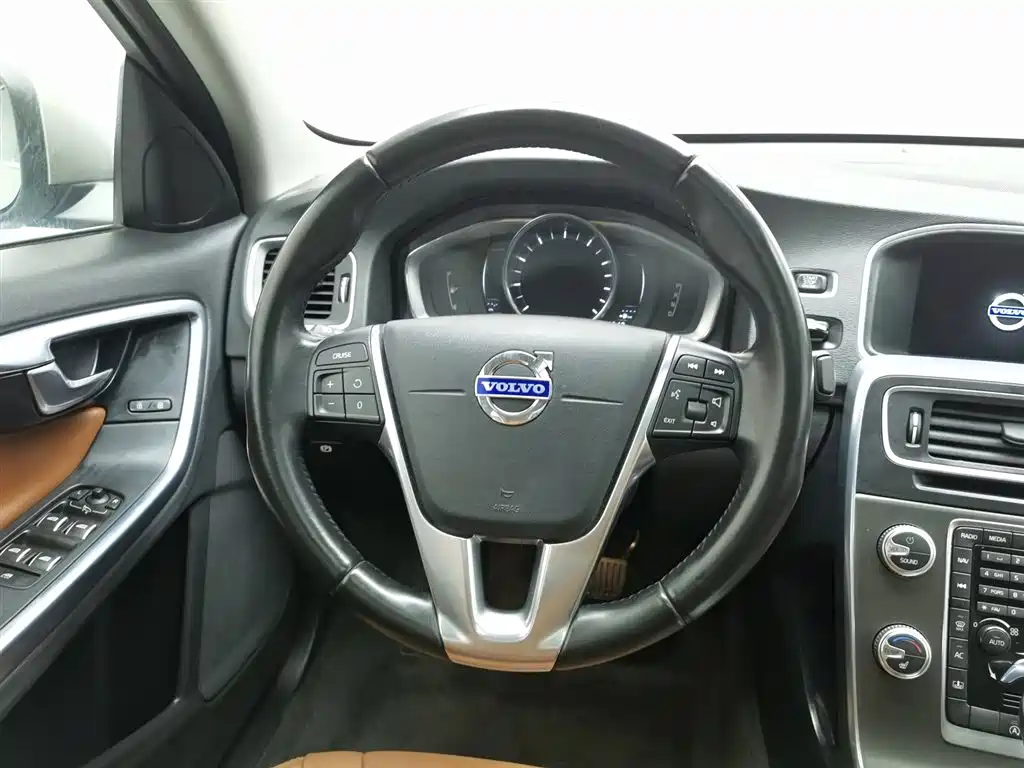 Volvo S60 2015 — фото 11