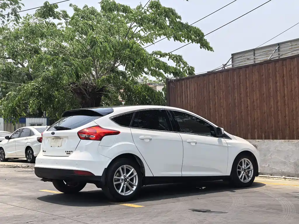 Ford Focus 2015 — фото 10