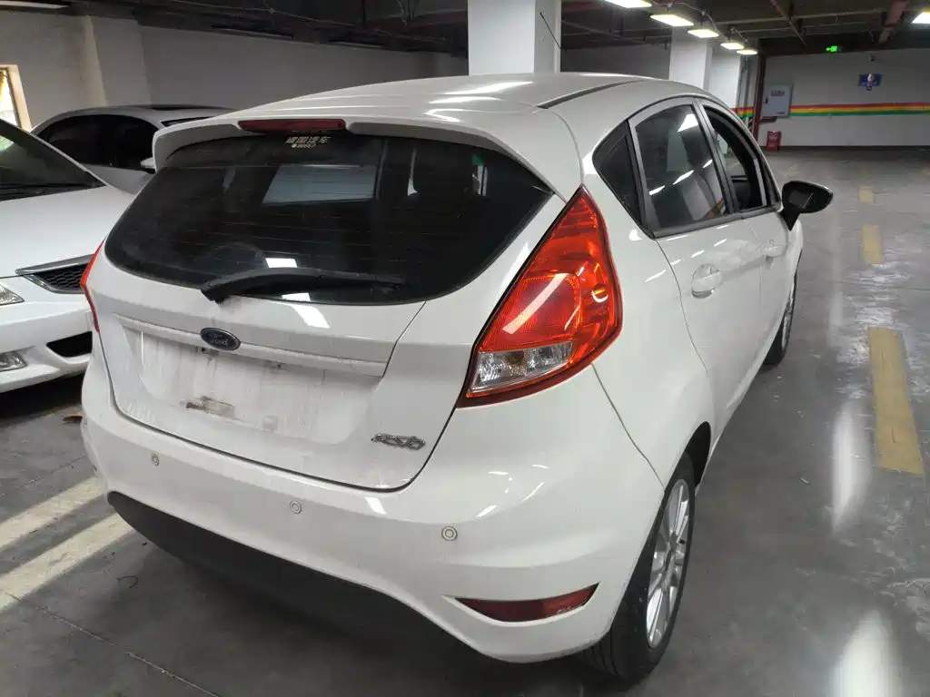 Ford Fiesta 2015 — фото 7