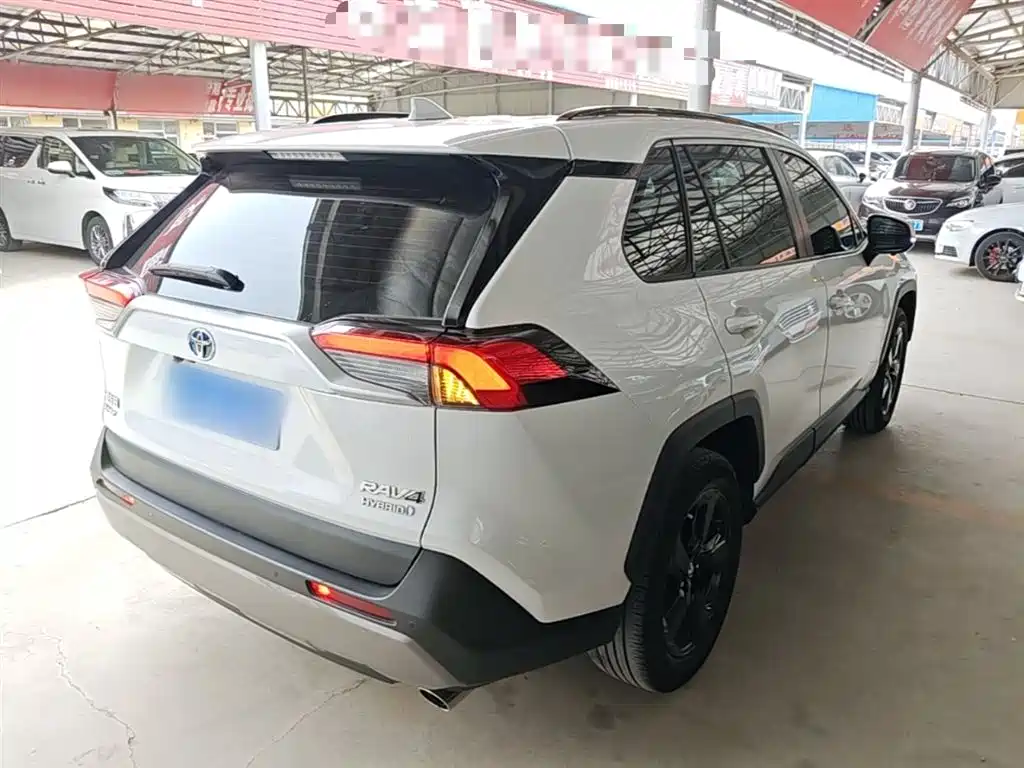 Toyota RAV4 2022 — фото 7