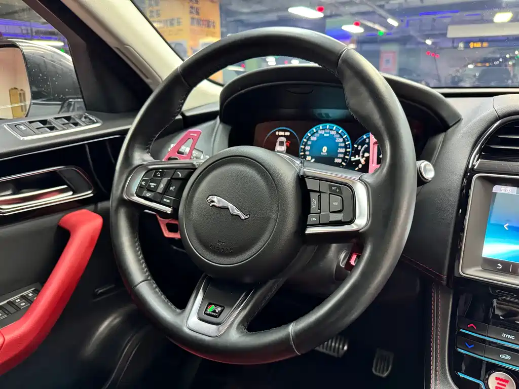 Jaguar F-PACE 2016 — фото 25