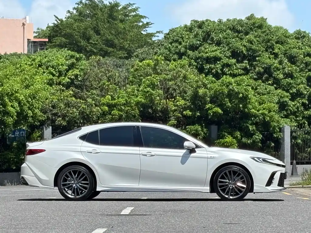 Toyota Camry 2024 — фото 4