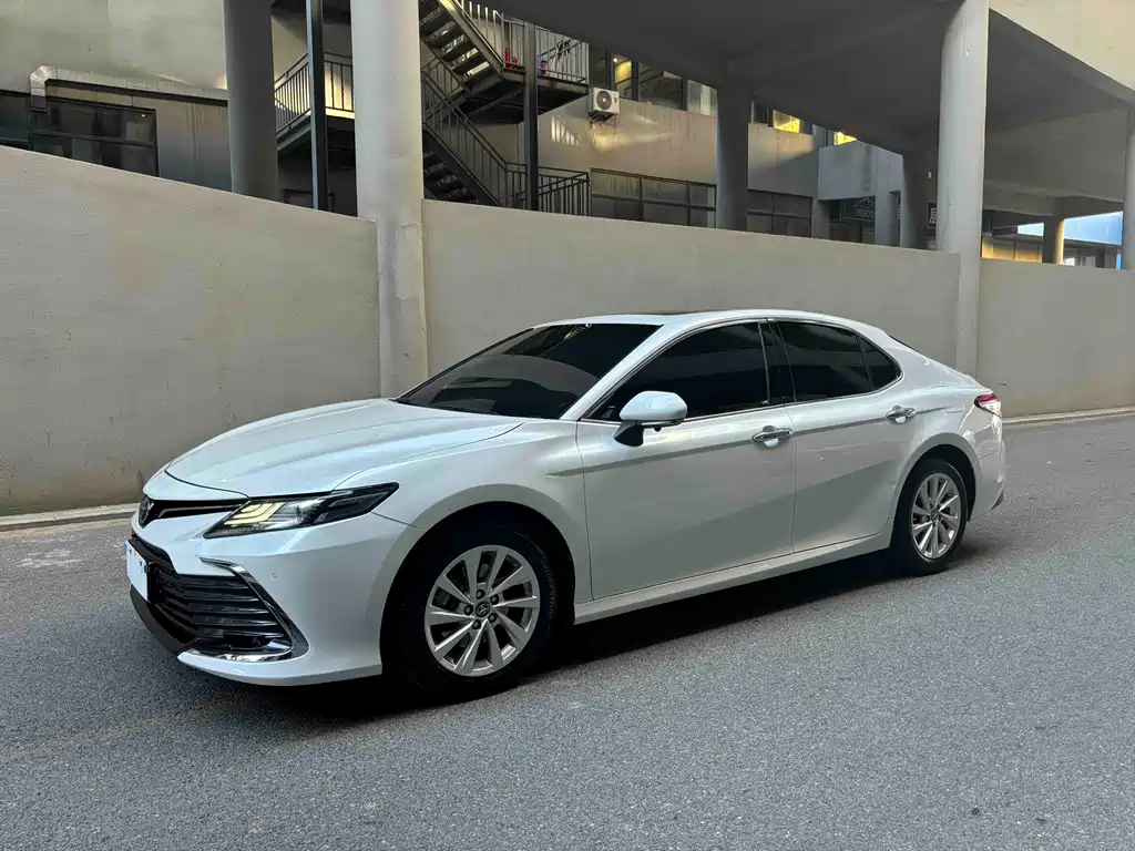 Toyota Camry 2023 — фото 1