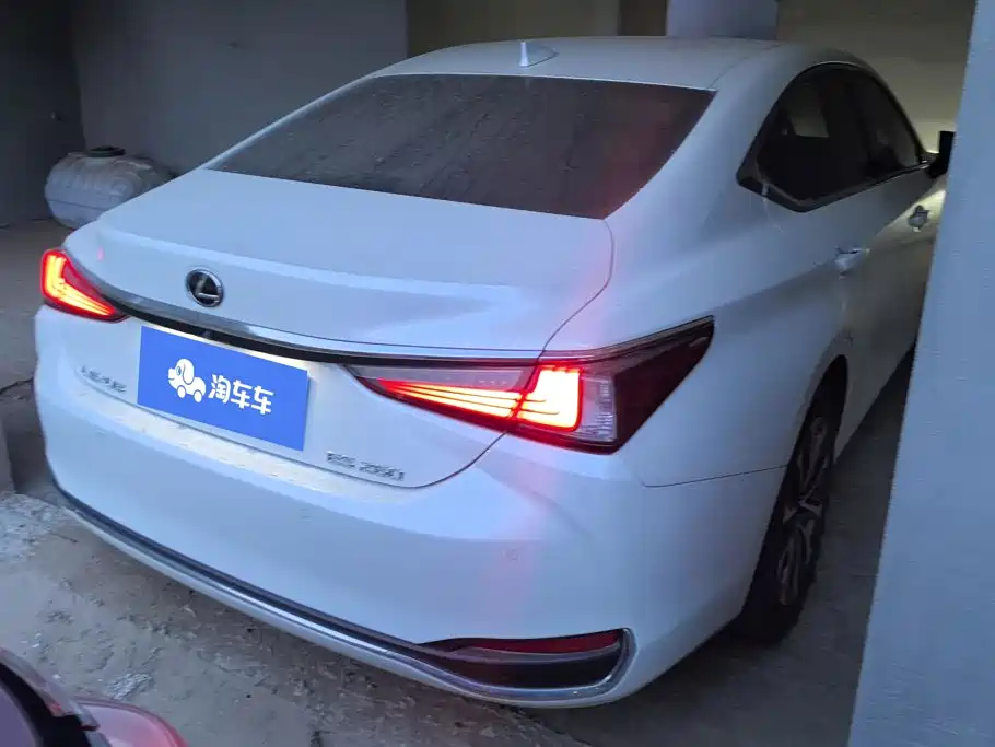 Lexus ES 2022