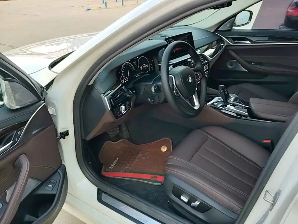 BMW 5 Series 2019 — фото 16