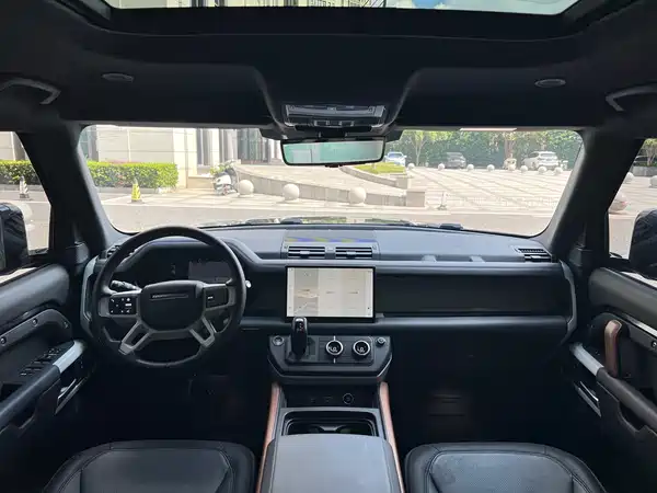 Land Rover Defender 2024