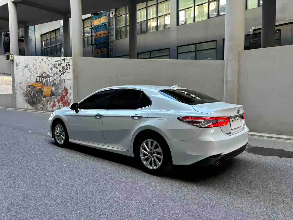 Toyota Camry 2023 — фото 4
