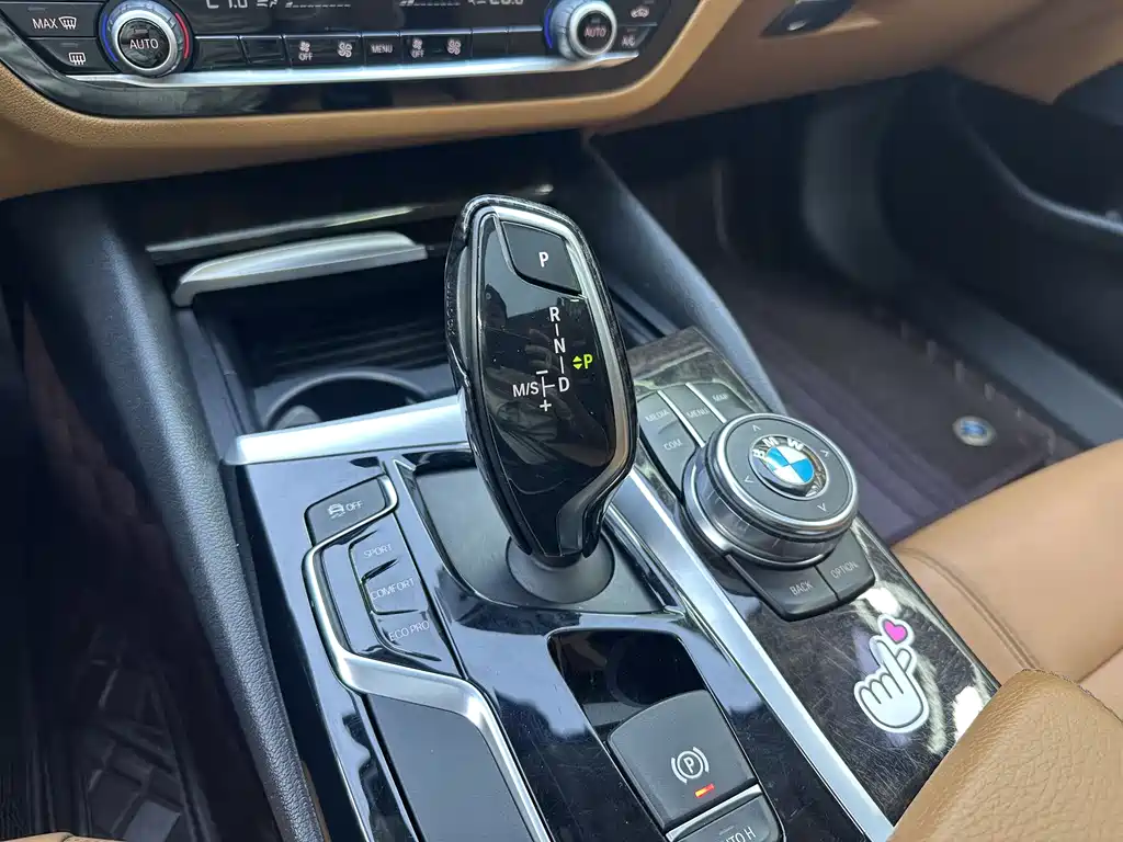 BMW 5 Series 2018 — фото 16