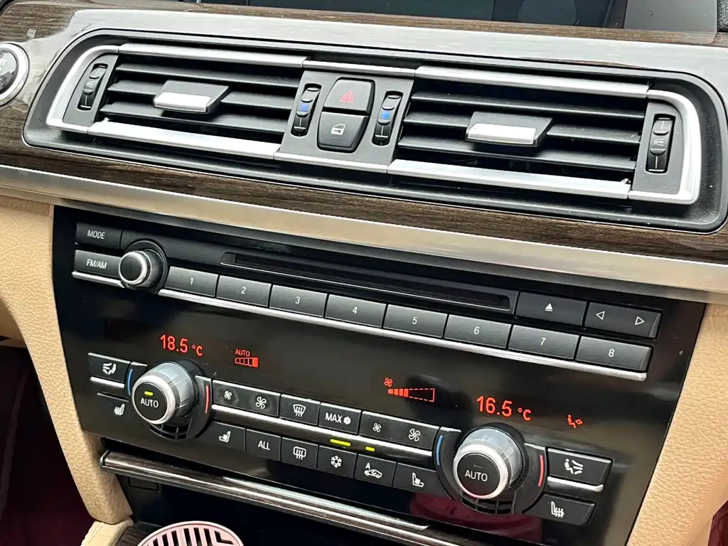BMW 7 Series 2011 — фото 9