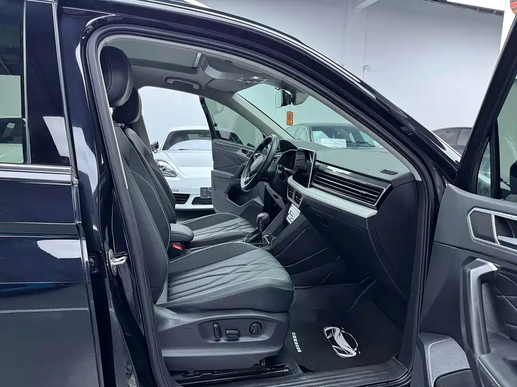 Volkswagen Tiguan L 2023 — фото 12