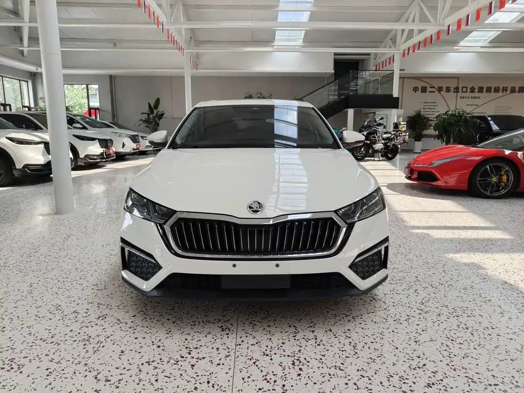 Skoda Octavia 2023 — фото 2