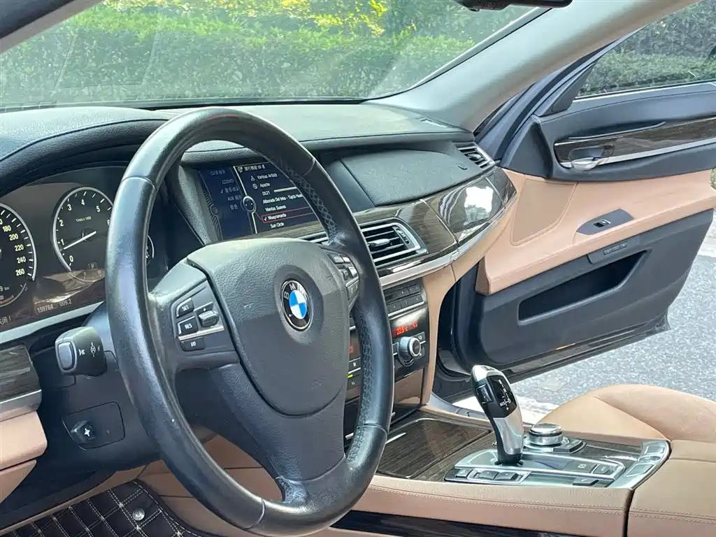BMW 7 Series 2011 — фото 6