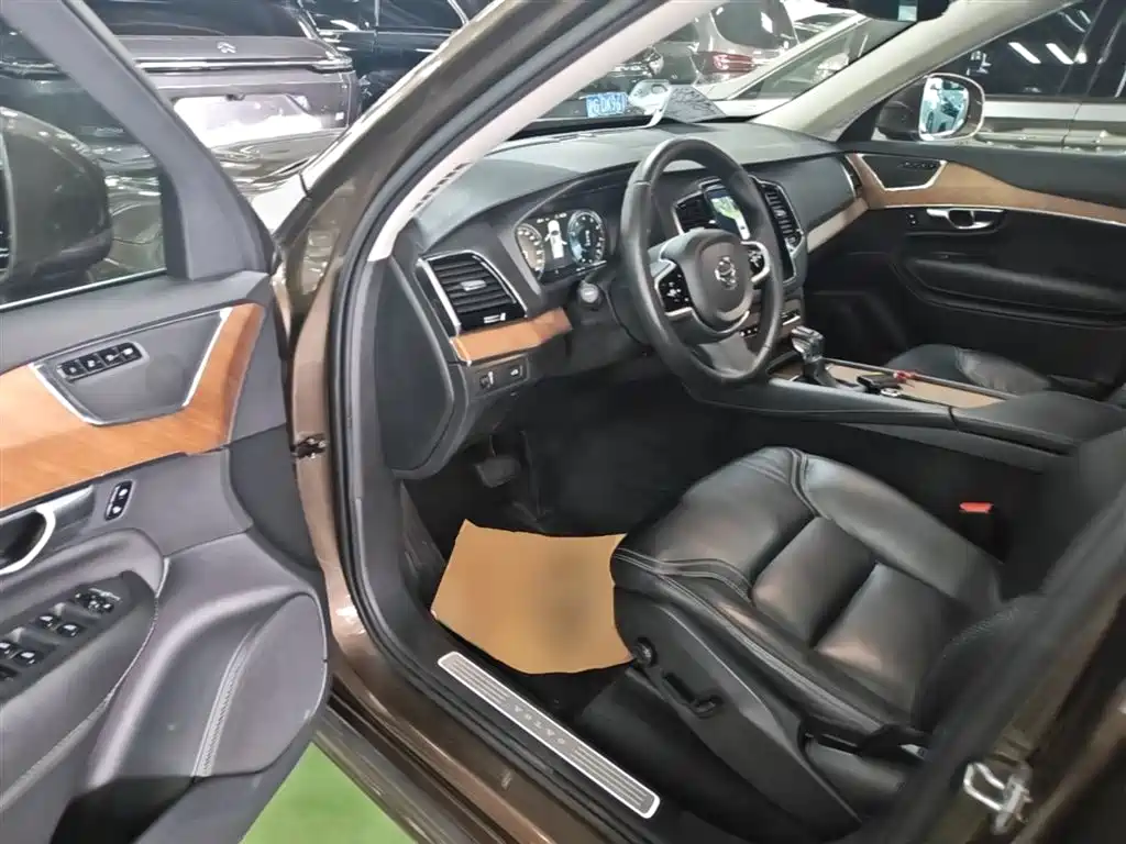 Volvo XC90 2017 — фото 16