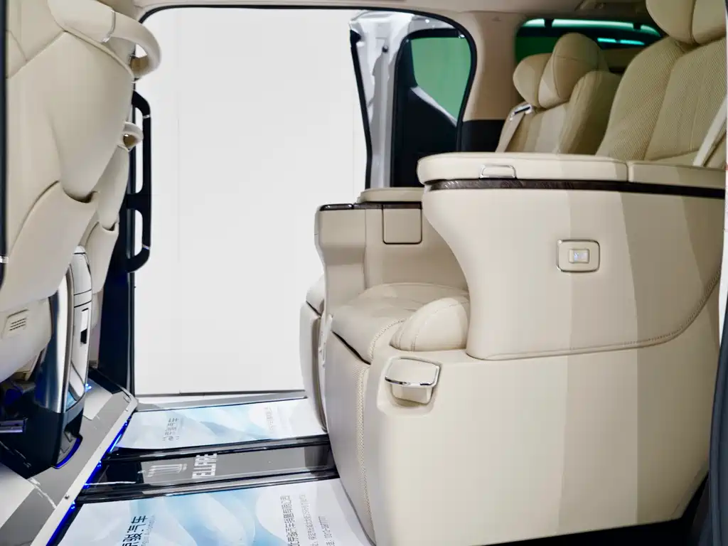 Toyota Vellfire 2021 — фото 10