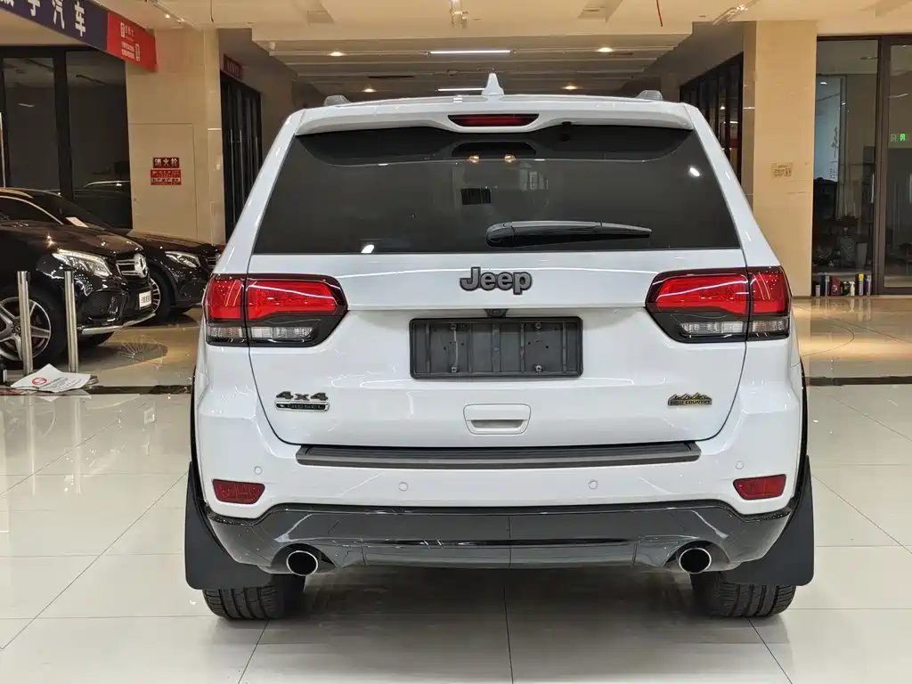 Jeep Grand Cherokee 2017 — фото 14