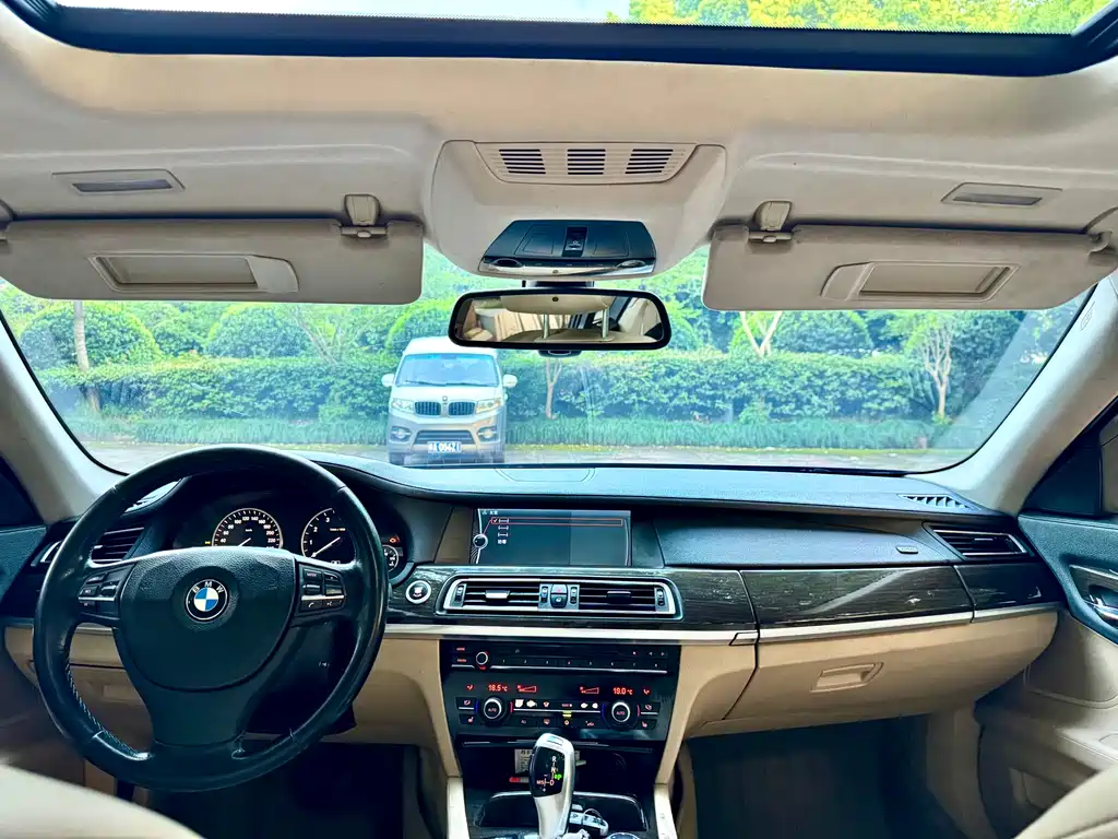 BMW 7 Series 2011 — фото 14
