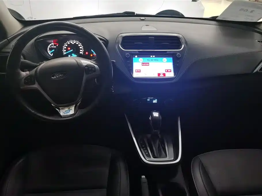 Ford Escort 2017 — фото 12