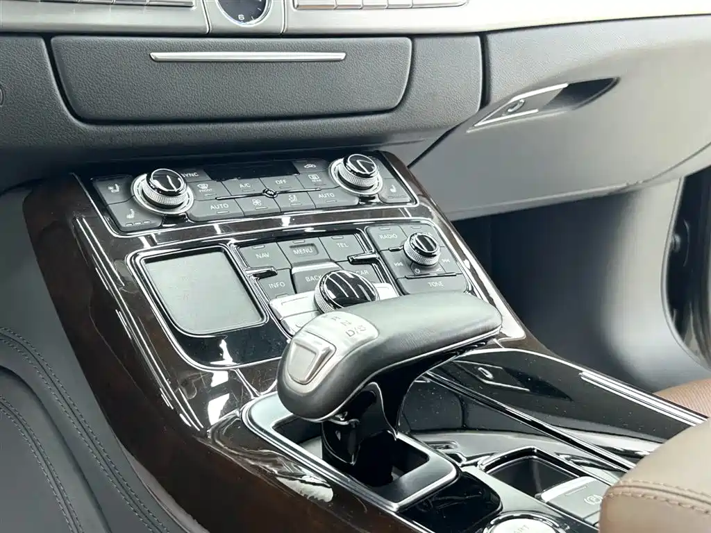 Audi A8 2015 — фото 11