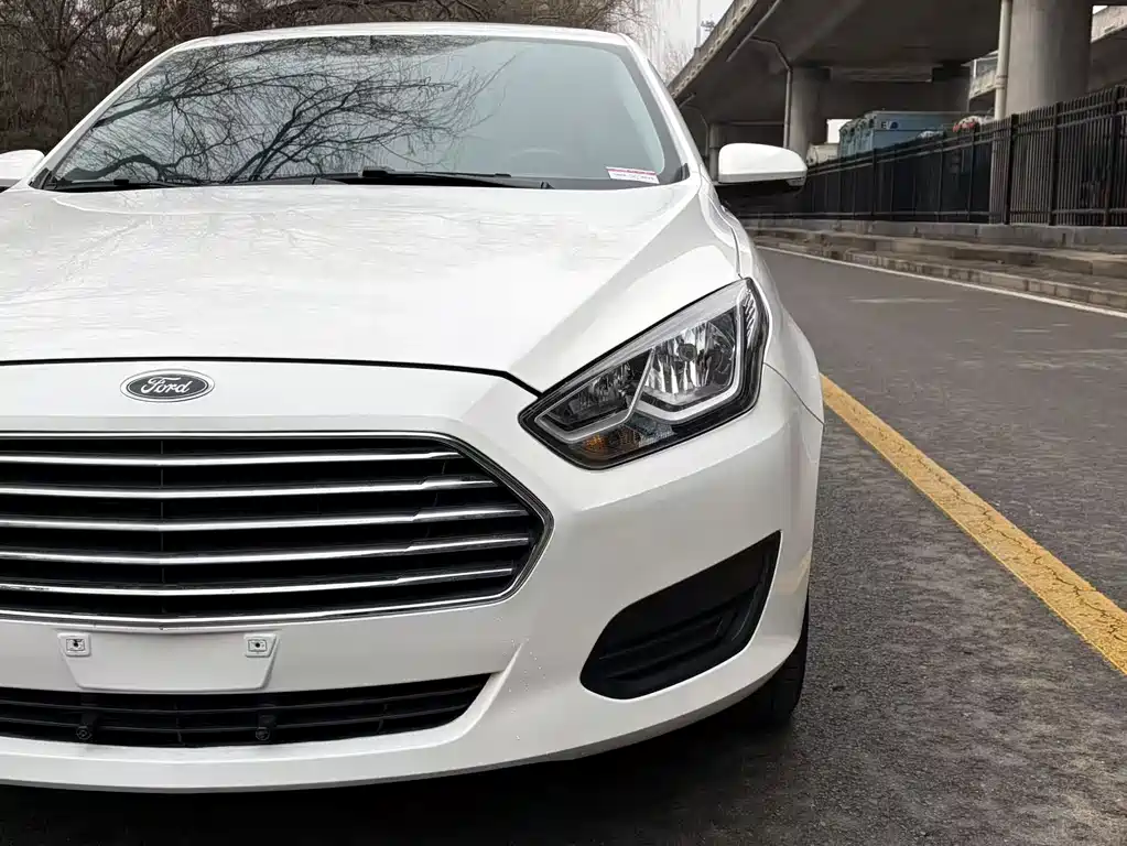 Ford Escort 2017 — фото 12