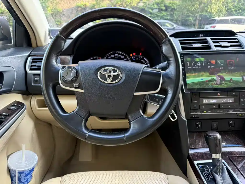 Toyota Camry 2017 — фото 10