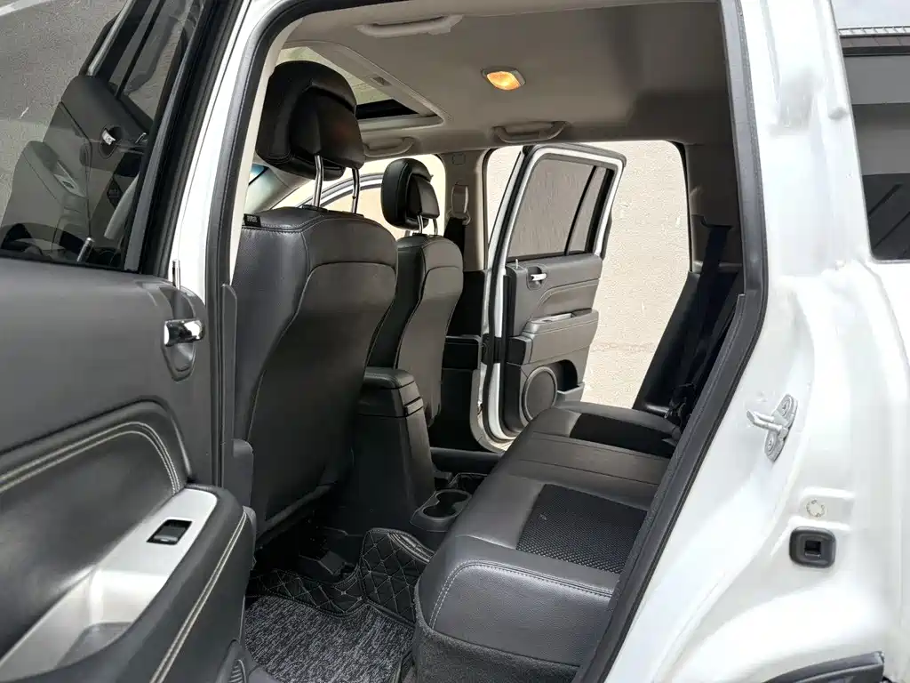 Jeep Compass 2015 — фото 9